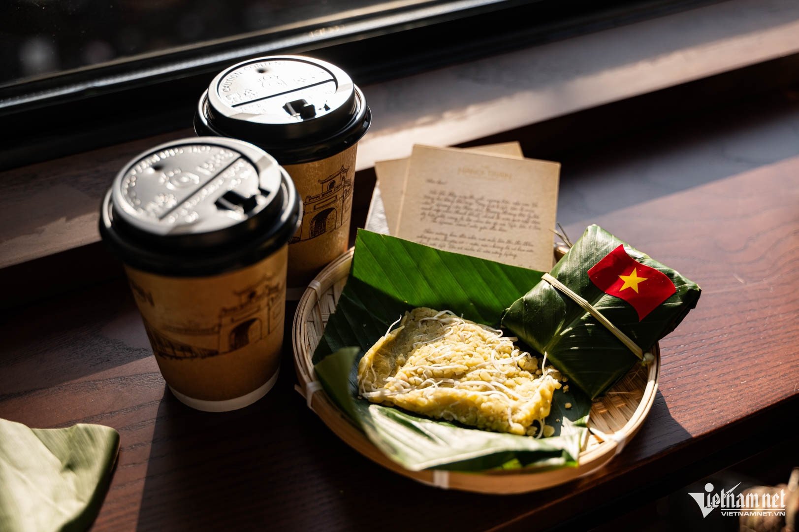 Trên tàu du khách được phục vụ xôi cốm, bánh rán ngọt, trà long nhãn....