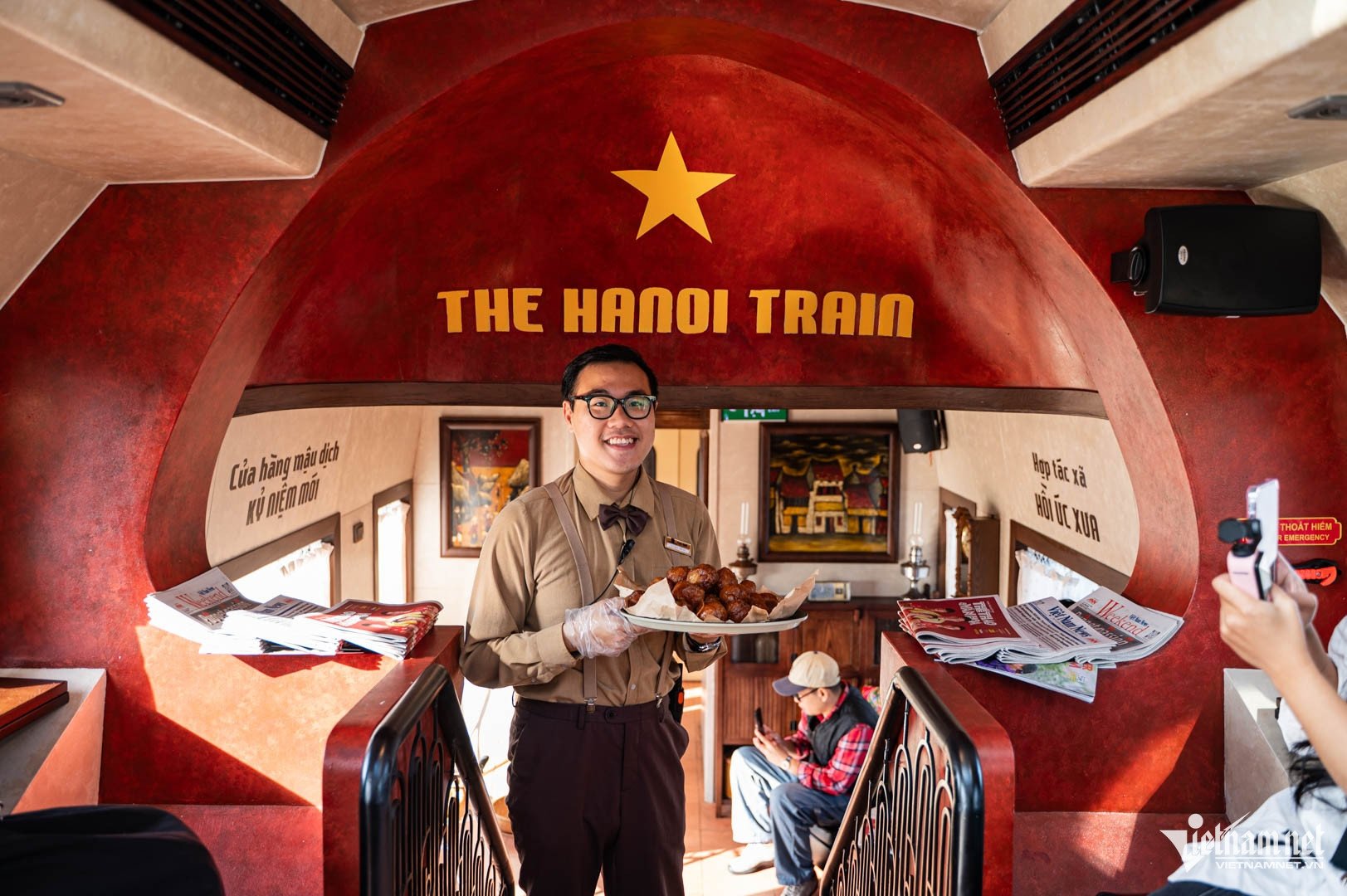 Trên tàu du khách được phục vụ xôi cốm, bánh rán ngọt, trà long nhãn....