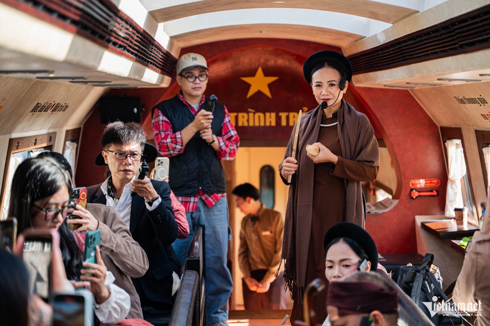 Du khách trong nước và quốc tế đều thích thú xem các nghệ sĩ biểu diễn âm nhạc truyền thống