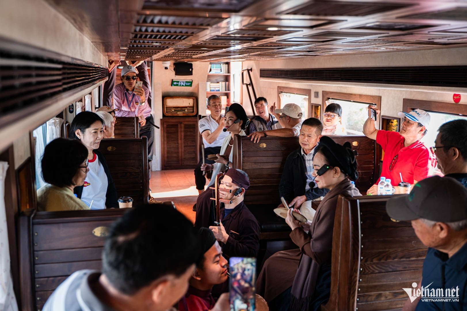 Du khách trong nước và quốc tế đều thích thú xem các nghệ sĩ biểu diễn âm nhạc truyền thống