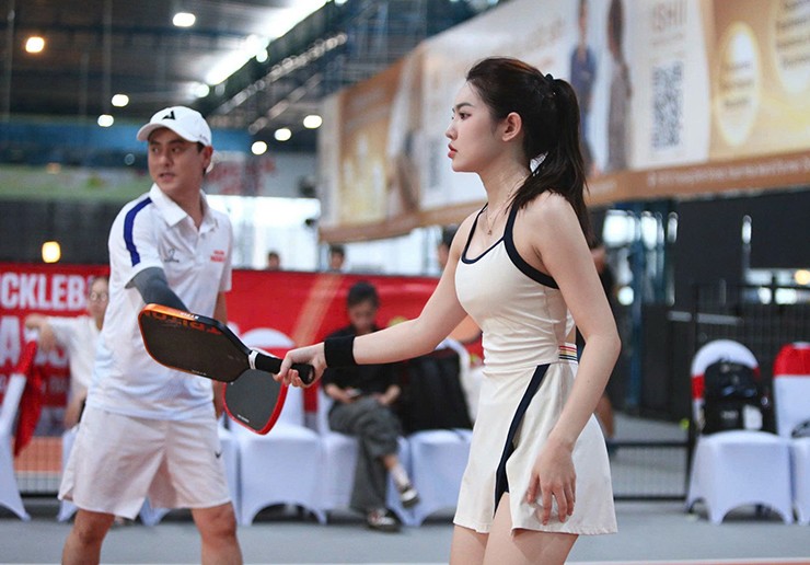 Hot girl Kiều Trinh khoe đường cong trên sân pickleball, “khóc cạn nước mắt” vì thua ngược - 4