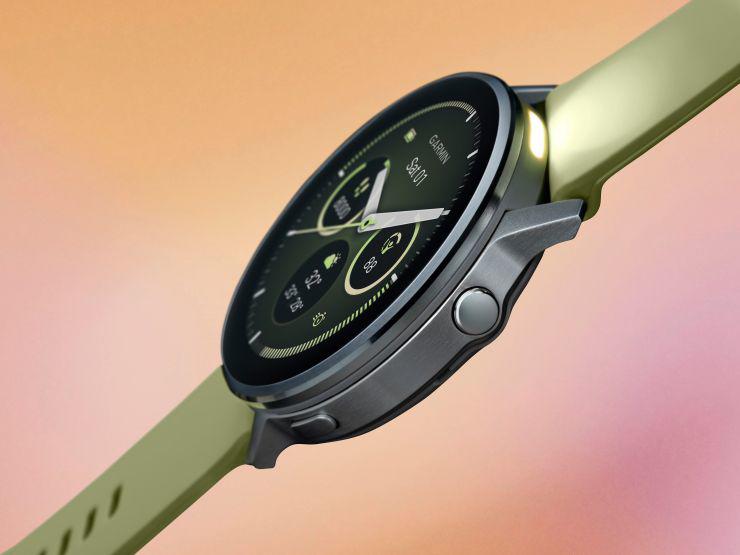 Phần khung máy bằng kim loại sáng bóng.