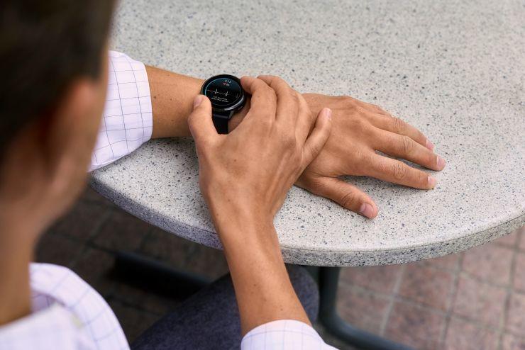 Venu 4 trang bị loa kép và micro, giúp bạn điều khiển mọi hoạt động dễ dàng ngay từ cổ tay.