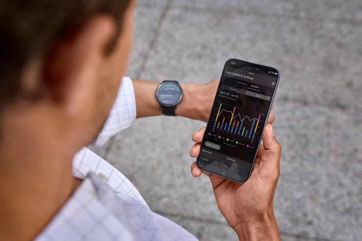 Cổng sạc được đặt ở mặt lưng của máy