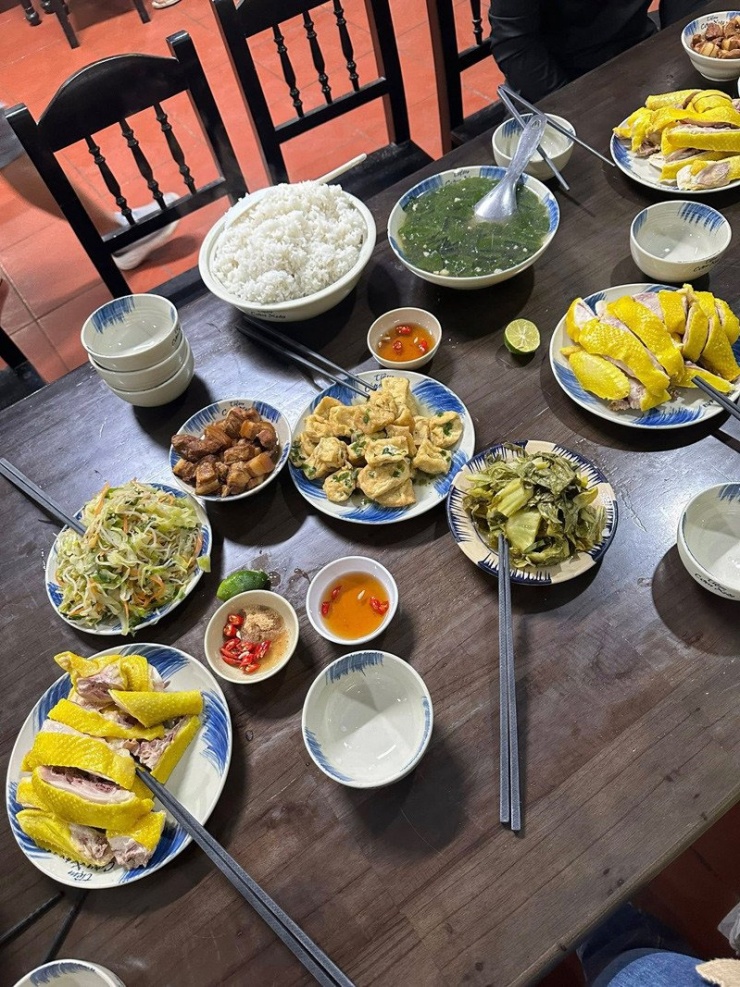 Bữa cơm 0 đồng của chủ quán cơm ở Ninh Bình khiến đoàn cứu trợ xúc động 