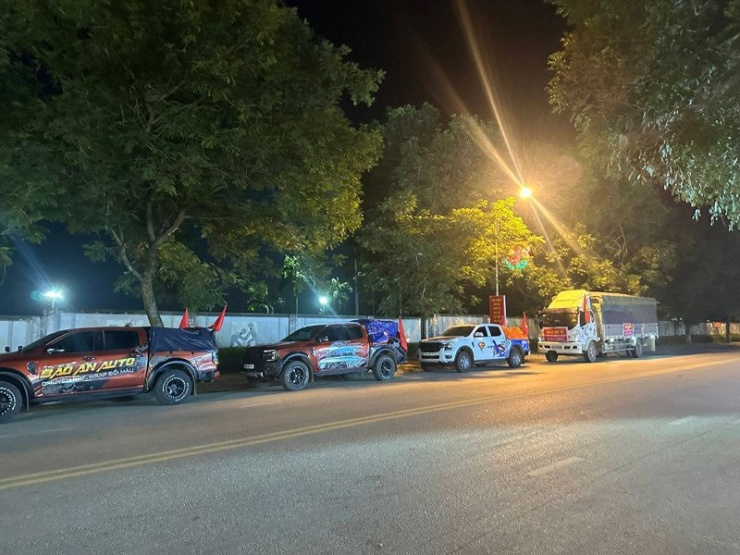 Đoàn anh Thành dừng lại dùng bữa ở Ninh Bình vào tối 24/11