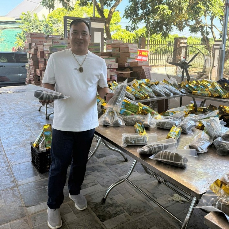 Anh Thành cùng nhóm bạn trong câu lạc bộ xe bán tải quyên góp nhu yếu phẩm gửi đến bà con vùng lũ ở miền Trung 