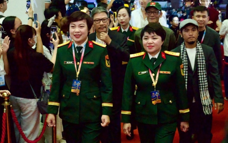 Ê-kíp Mưa đỏ gồm Thượng tá, NSƯT, đạo diễn Đặng Thái Huyền và Đại tá, Giám đốc sản xuất Kiều Thanh Thúy được khán giả cổ vũ khi tiến vào thảm đỏ lễ trao giải Liên hoan phim Việt Nam lần thứ 24. Điện ảnh Quân đội nhân dân Việt Nam làm nên lịch sử với tác phẩm đạt doanh thu hơn 714 tỷ đồng.