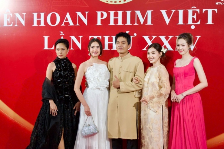 Ê-kíp phim Địa đạo: Mặt trời trong bóng tối (bao gồm Thu Anh, Quang Tuấn) trước khi bước vào chương trình chính. Bộ phim của đạo diễn Bùi Thạc Chuyên đạt giải Bông sen bạc phim truyện điện ảnh và giải Quay phim xuất sắc dành cho nhà quay phim Nguyễn K’Linh.