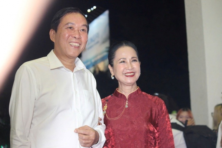 NSƯT Đỗ Kỷ và NSND Lan Hương tại chương trình vinh danh tác phẩm, đạo diễn và diễn viên nổi bật của điện ảnh Việt giai đoạn 2024-2025.