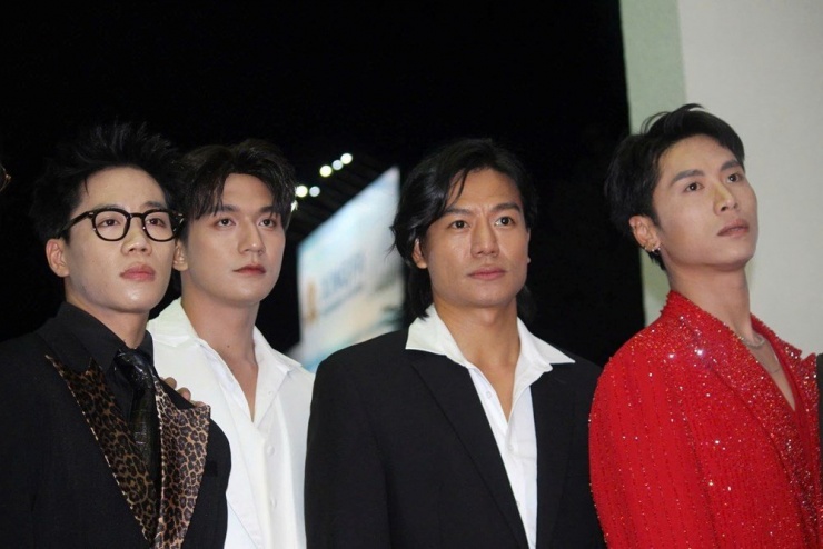 "Những người lính Mưa đỏ" gồm diễn viên Gia Huy, Đỗ Nhật Hoàng, Hiếu Nguyễn và Hoàng Long (từ trái sang) mặc chỉn chu, lịch lãm dự lễ bế mạc liên hoan phim. Ê-kíp Mưa đỏ thắng lớn khi bộ phim thắng Bông sen vàng phim truyện điện ảnh, ngoài ra còn nhận thêm giải Kỹ xảo điện ảnh xuất sắc.