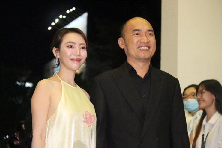 Đạo diễn - diễn viên Thu Trang và diễn viên Tiến Luật tại thảm đỏ bế mạc Liên hoan phim Việt Nam diễn ra tối 25/11. Thu Trang sau đó được trao giải Đạo diễn phim đầu tay xuất sắc với Nụ hôn bạc tỷ.