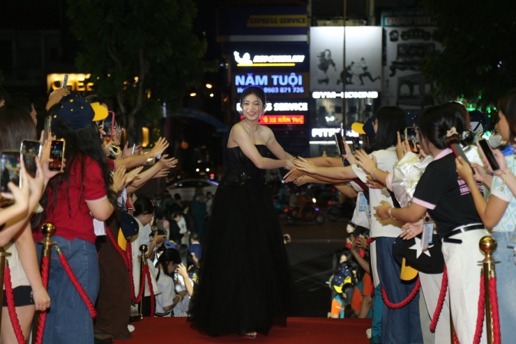 Hoa hậu Lương Thùy Linh và Á hậu Minh Kiên xuất hiện với trang phục lộng lẫy, được khán giả reo hò, khen ngợi sắc vóc khi dự thảm đỏ liên hoan phim.