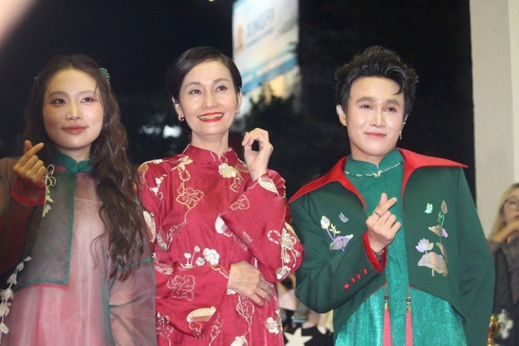 Phương Mỹ Chi, NSƯT Hạnh Thúy và đạo diễn Huỳnh Lập xuất hiện tại chương trình với tư cách ê-kíp của Nhà gia tiên - bộ phim điện ảnh đầu tay của Huỳnh Lập thu hơn 240 tỷ đồng.