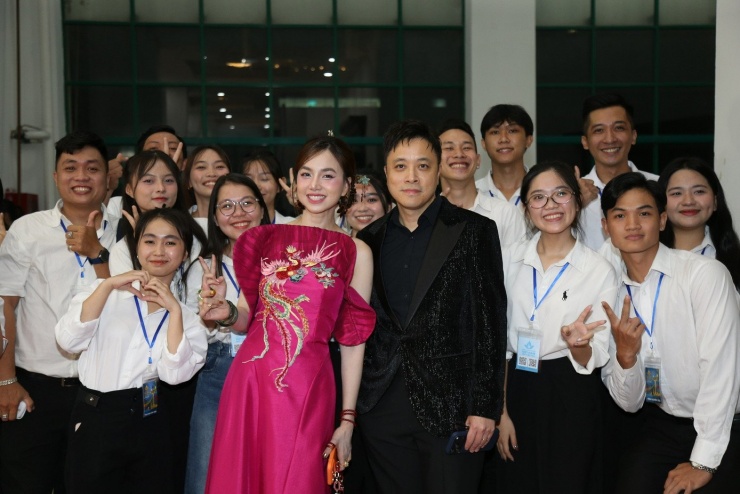 Đạo diễn Victor Vũ và diễn viên Đinh Ngọc Diệp giao lưu cùng khán giả ngoài thảm đỏ. Năm nay, tác phẩm Thám tử Kiên: Kỳ án không đầu của Victor Vũ được trao Giải của Ban Giám khảo hạng mục phim truyện điện ảnh.