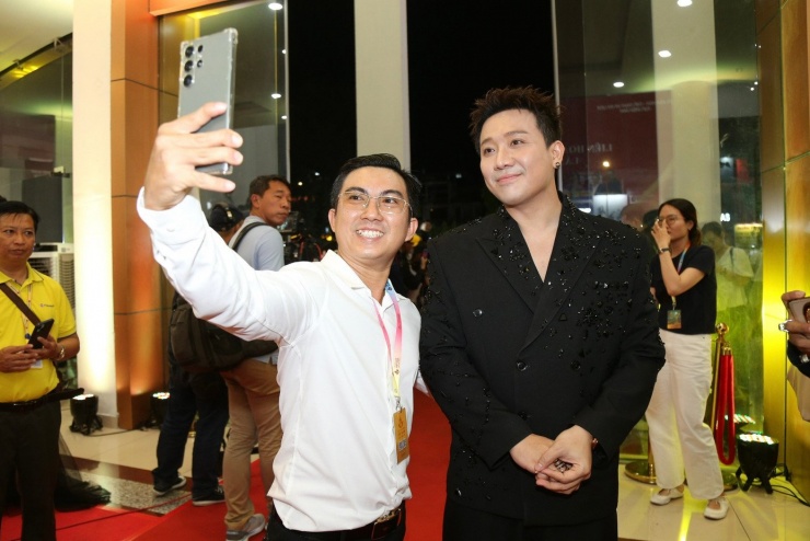 Diễn viên Uyển Ân và đạo diễn Trấn Thành đại diện ê-kíp Mai dự lễ trao giải. Mai được xướng tên Giải của Ban Giám khảo phim truyện điện ảnh, Nữ diễn viên chính xuất sắc cho Phương Anh Đào và Nữ diễn viên phụ xuất sắc cho Hồng Đào. "Chúc mừng tất cả chúng ta đã làm việc hết mình cho điện ảnh Việt Nam hai năm vừa qua. Cảm ơn ban tổ chức giành những giải thưởng danh giá cho những người làm phim chúng tôi. Đây là sự khích lệ lớn. Xin chúc mừng các anh chị đồng nghiệp đã đoạt giải vàng và bạc một cách xứng đáng", Trấn Thành chia sẻ sau chương trình.