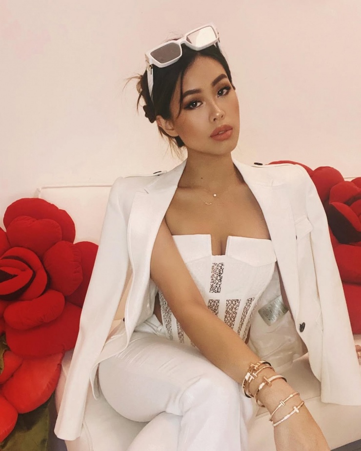 Tiên Nguyễn lên đồ sành điệu khi họp online tháng 6/2021. Cô diện xiêm y trắng gợi cảm và đeo loạt vòng tay Tiffany & Co. dòng Tiffany T, trong đó có hai thiết kế T1 đính kim cương trị giá lần lượt 32.000 USD (gần 845 triệu đồng) và 16.700 USD (hơn 440 triệu đồng).