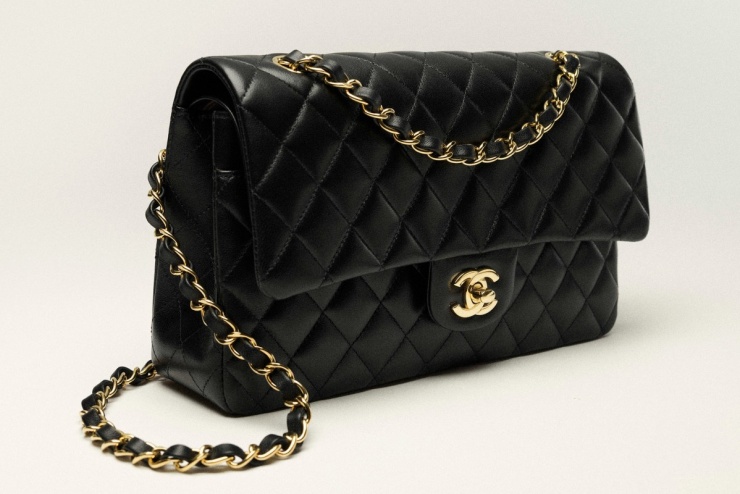 Từ khi ra mắt đến nay, Classic Flap Bag chưa bao giờ giảm sức hút và luôn tăng giá 'chóng mặt' theo từng năm. Trên website hãng, mẫu túi hiện có giá khoảng hơn 310 triệu đồng cho size Medium.