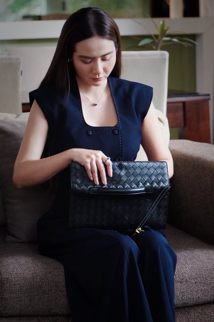 Các mẫu túi mà diễn viên diện trong phim chủ yếu có tông màu đen cơ bản. Cô còn cập nhật vào tủ đồ chiếc Andiamo Clutch của Bottega Veneta - thiết kế mới thừa kế di sản đan lát thủ công đặc trưng của nhà mốt Italy.