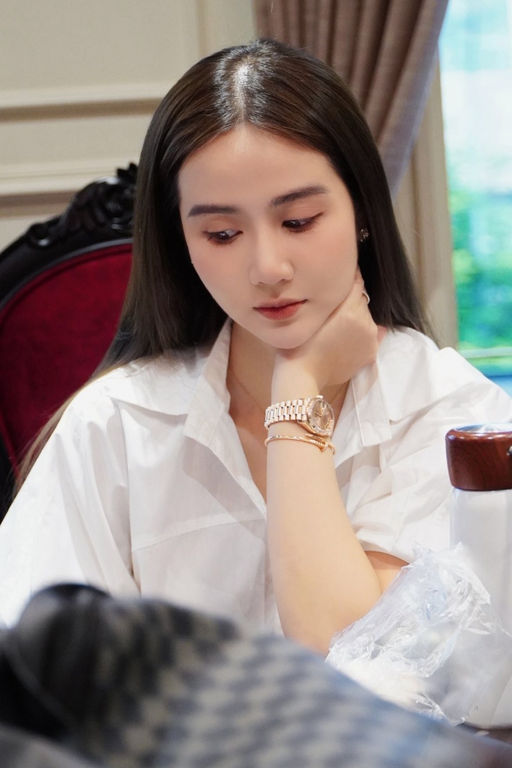 Ngoài túi xách, Phan Minh Huyền còn sử dụng nhiều mẫu trang sức, phụ kiện xa xỉ. Phong cách đẳng cấp được tô điểm bằng những mẫu đồng hồ của giới thượng lưu.