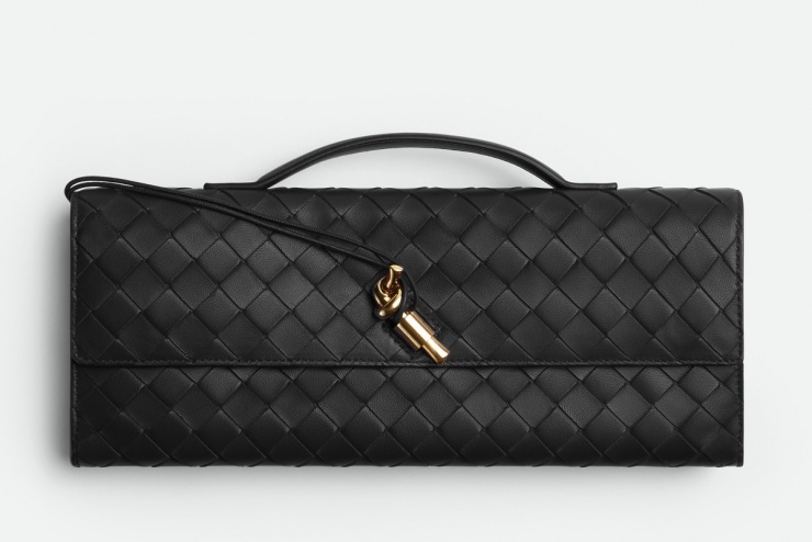 Chiếc clutch có phom hình chữ nhật sang trọng, điểm nhấn khóa kim loại, thể hiện tay nghề thủ công của các nghệ nhân. Túi có giá 3.500 USD (khoảng 93 triệu đồng).