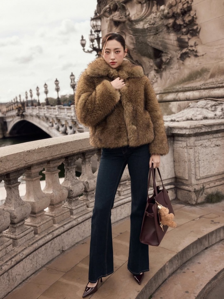 Hoa hậu Lương Thùy Linh cũng chọn áo lông khi theo đuổi phong cách công sở thanh lịch, với quần jeans ống loe, giày cao gót và túi tote.
