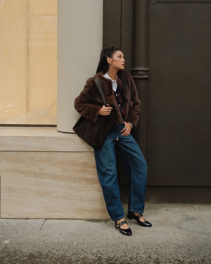 Á hậu Thảo Nhi Lê xuống phố với quần jeans, áo lông nhân tạo, kết hợp cardigan họa tiết quả trám cổ điển và giày Mary Jane.