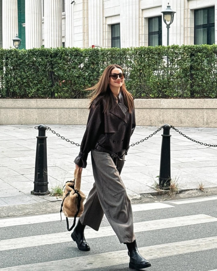 Nhiều sao Việt chọn áo khoác da giữ ấm ngày lạnh, trong đó có siêu mẫu Thanh Hằng. Cô phối áo biker thụng của những năm 1990 với quần ống cong và bốt Chelsea.