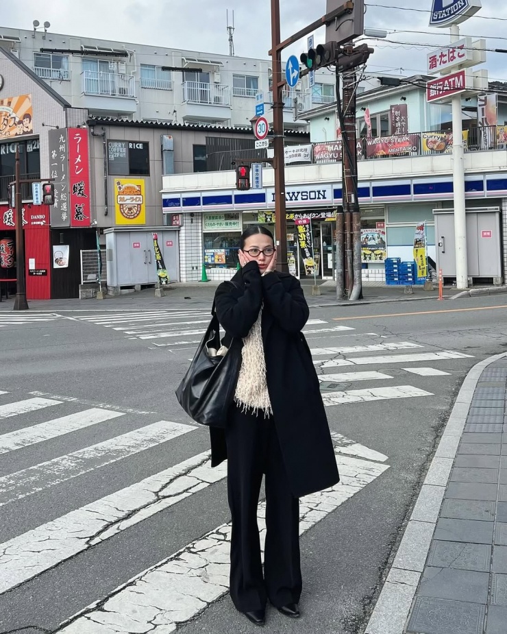 Phong cách dạo phố Nhật Bản của Hoa hậu Phương Khánh, gồm áo khoác dạ dáng dài, quần ống loe, áo len sợi tua rua.