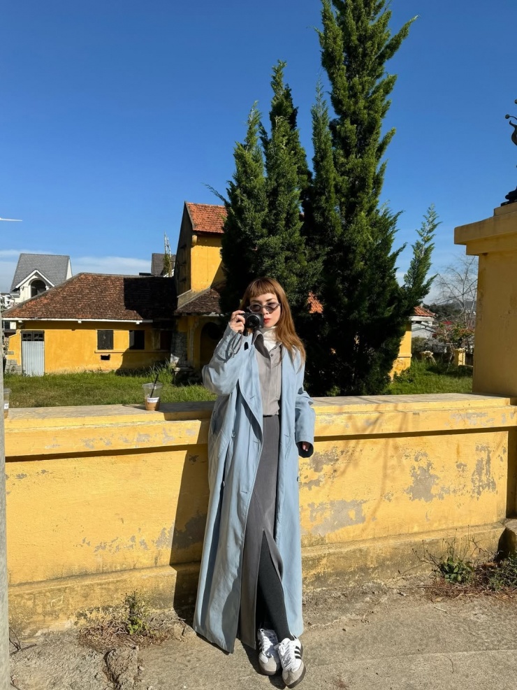 Ca sĩ Yến Trang tạo khác biệt bằng trench coat xanh ngọc, mang sneakers thể hiện vẻ năng động.