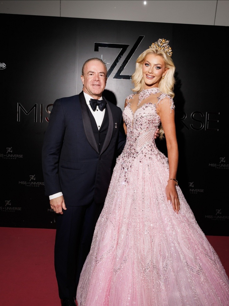 Ông Raul Rocha và Hoa hậu Hoàn vũ 2024 Victoria Kjær Theilvig.