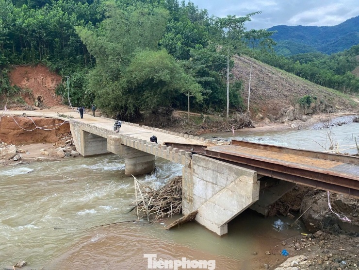 Đơn vị thi công lắp cầu tạm bằng dầm thép.