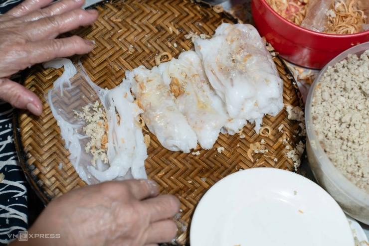 Quán bánh cuốn đêm gần 40 năm trong ngõ nhỏ Hà Nội - 7