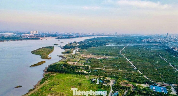 Ngày 17/11/2025, văn phòng Chính phủ vừa có Thông báo số 626/TB-VPCP về kết luận của Thường trực Chính phủ tại cuộc họp về triển khai thực hiện Dự án đầu tư xây dựng Trục Đại lộ cảnh quan sông Hồng. Theo đó, Thường trực Chính phủ đồng ý chủ trương nghiên cứu đầu tư dự án theo đề xuất của thành phố Hà Nội.