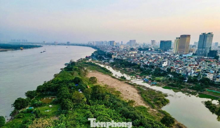 Báo cáo Chính phủ về việc triển khai dự án đầu tư xây dựng trục đại lộ cảnh quan sông Hồng, Thành phố Hà Nội cho rằng, dự án mang dấu ấn biểu trưng, biểu tượng của Thủ đô và đây là thời điểm quan trọng để thúc đẩy phát triển không gian đô thị dọc hai bên sông Hồng.