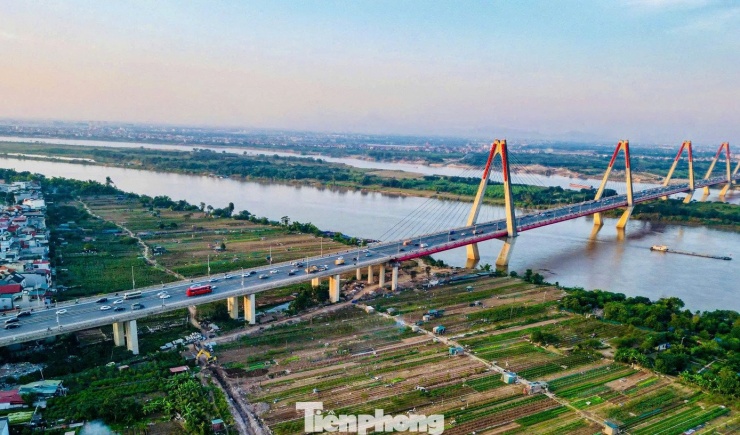 Đoạn từ cầu Thăng Long đến cầu Thanh Trì là khu vực đa chức năng: Khu công cộng, văn hóa, thương mại, vui chơi giải trí. Chạy dọc hai bên sông Hồng còn có hai tuyến đường sắt một ray dài 85km, đáp ứng mô hình TOD (phát triển đô thị định hướng giao thông công cộng).