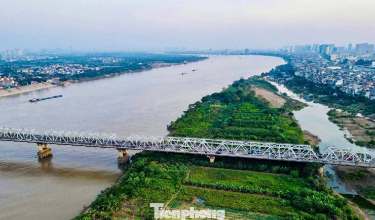 Đoạn từ cầu Hồng Hà đến cầu Thăng Long là khu vực công viên cây xanh sinh thái, bảo tồn tự nhiên và thể dục thể thao. Trong đó bao gồm khu dân cư hiện hữu và xây dựng mới.