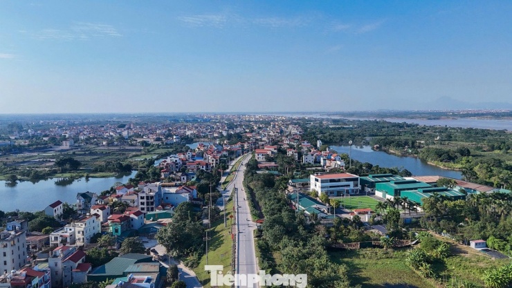Thành phần chính của dự án là 2 tuyến đường bộ chạy 2 bên bờ sông với tổng chiều dài 92km, bắt đầu từ cầu Hồng Hà đến cầu Mễ Sở. Tuyến đường có quy mô 4-6 làn xe, chủ yếu đi ngoài đê và ngoài các khu dân cư hiện hữu.