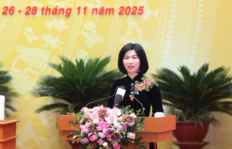 Bà Phùng Thị Hồng Hà - Chủ tịch HĐND TP. Hà Nội - phát biểu khai mạc kỳ họp.