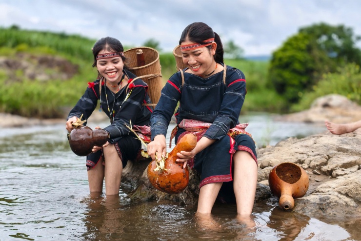 Những cư dân thân thiện tại buôn Mơ Hra. Nụ cười tỏa nắng luôn thường trực trên gương mặt họ. Ảnh: Ngô Trần Hải An.