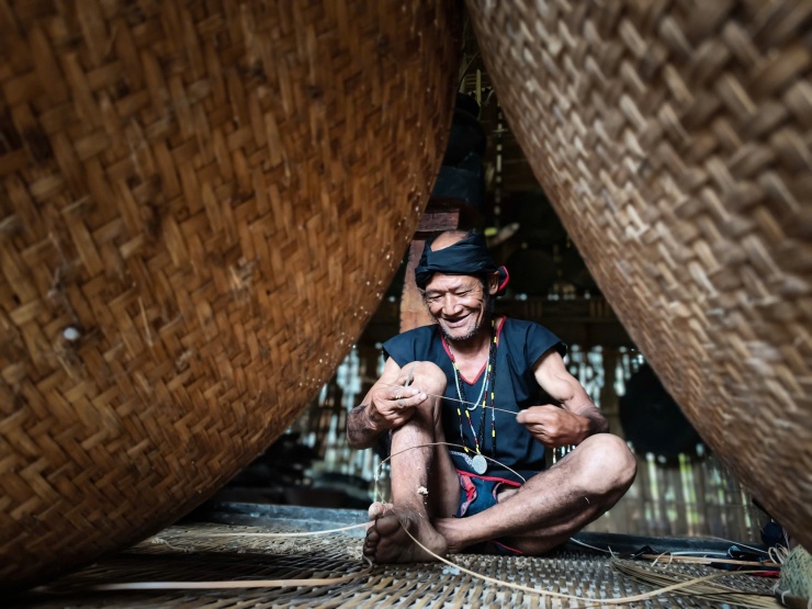 Những chiếc mẹt, chiếc gùi được những người đàn ông trong buôn tỉ mẩn đan lát. Ảnh: Ngô Trần Hải An.