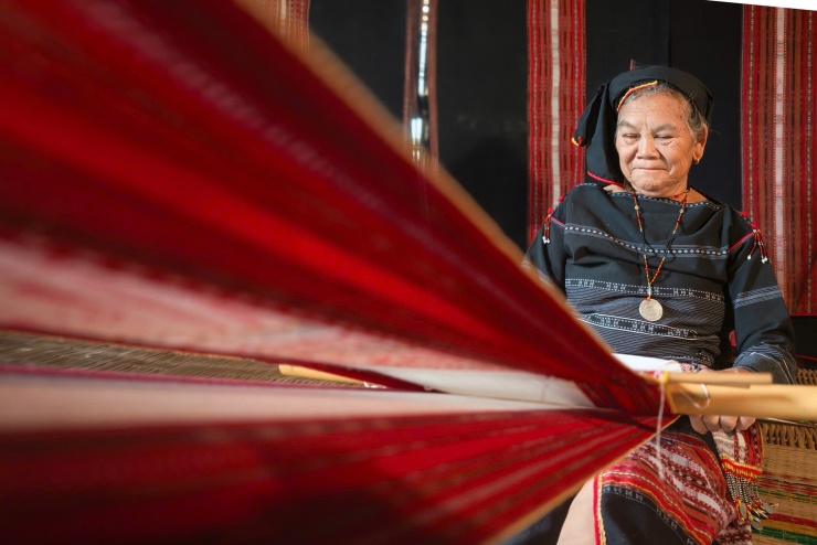 Các cụ bà khéo léo dệt nên những thước vải thổ cẩm độc đáo. Ảnh: Ngô Trần Hải An.