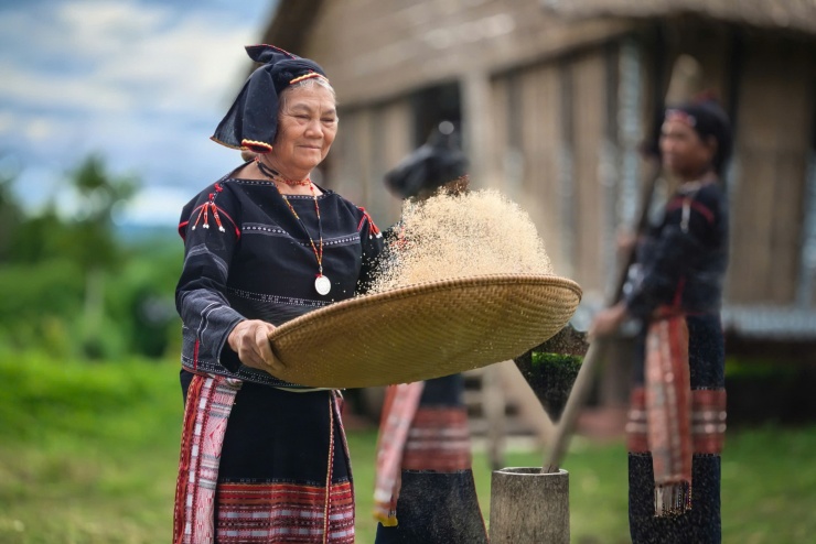 Phụ nữ trong buôn chung tay giã gạo, nấu bữa cơm chiều. Ảnh: Ngô Trần Hải An.