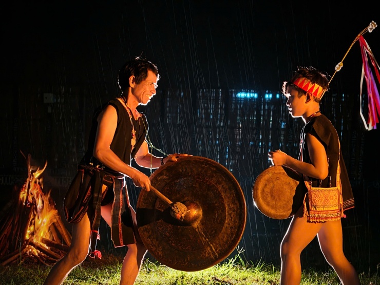 Tiếng cồng chiêng ngân vang núi rừng. Ảnh: Ngô Trần Hải An.