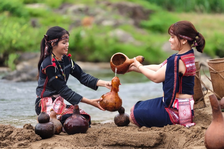 Thiếu nữ Bahnar bên bờ suối. Ảnh: Ngô Trần Hải An.