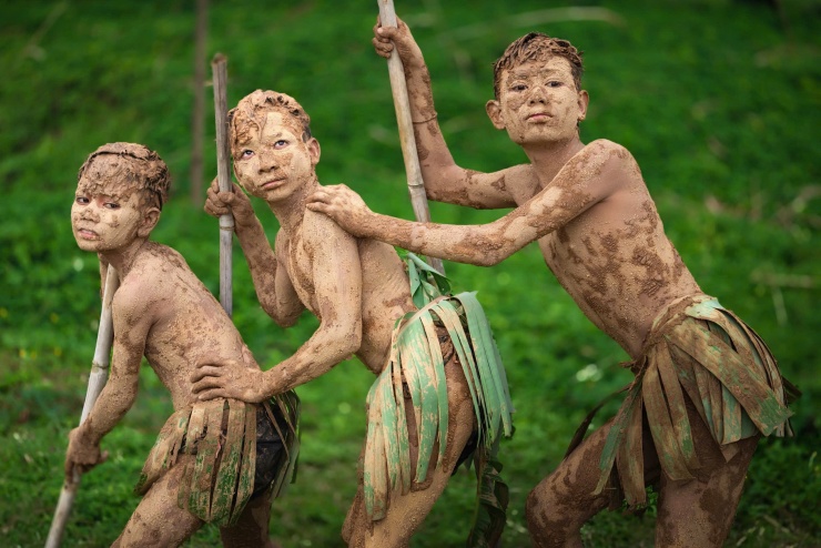 Những đứa trẻ hóa thân "ma bùn"...