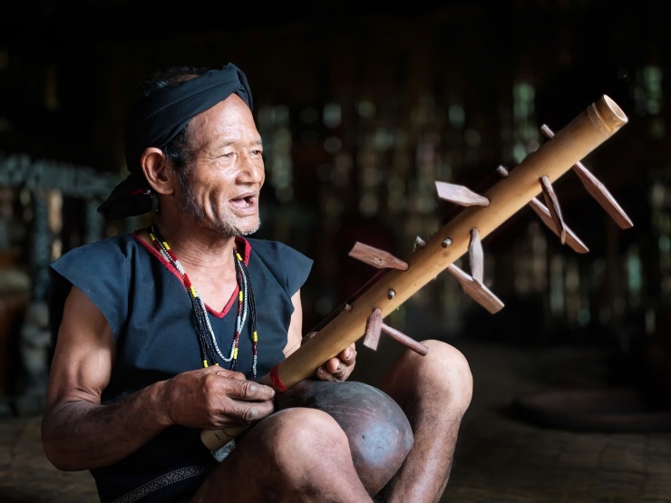 Một cụ ông trong buôn bên nhạc cụ thân thương của mình. Ảnh: Ngô Trần Hải An.