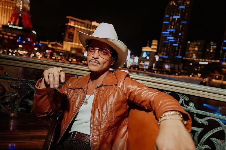 Theo Fox News, chủ tịch công ty công nghệ Motorola Solutions - Greg Brown - từng mời Bruno Mars hát đám cưới của con trai ông năm 2021. Bốn năm trước đó, ca sĩ được cho đã bỏ túi hơn hai triệu USD tiền công biểu diễn tại hôn lễ của con gái doanh nhân UAE - Sunil Vaswani.