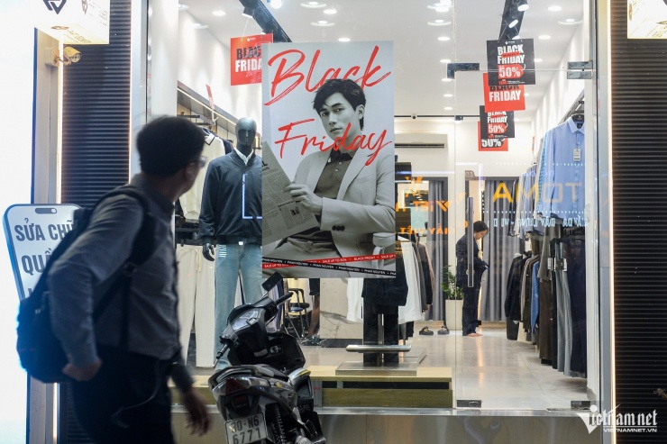 Không khí ảm đạm hiện hữu tại nhiều cửa hàng, cả lớn lẫn nhỏ dọc tuyến phố này. 