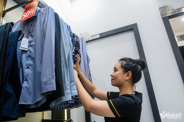 Chị Nguyễn Võ Quỳnh Trang (nhân viên bán hàng) cho biết, năm nay cửa hàng áp dụng chính sách giảm giá từ 15 đến 50%, đặc biệt là với áo sơ mi, quần âu và vest, nhờ đó dịp này khách tới đông hơn bình thường. "Đa phần khách chọn các mẫu mới cho mùa đông", chị Trang nói. 